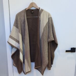 Cuddl Duds Tan and Cream Poncho